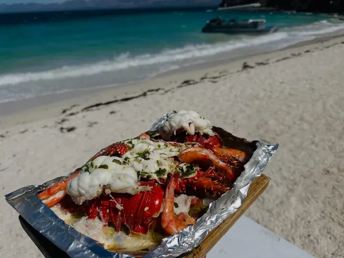 Langosta preparada en la playa