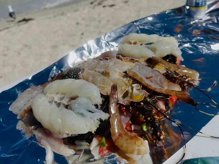Mariscos frescos sobre aluminio